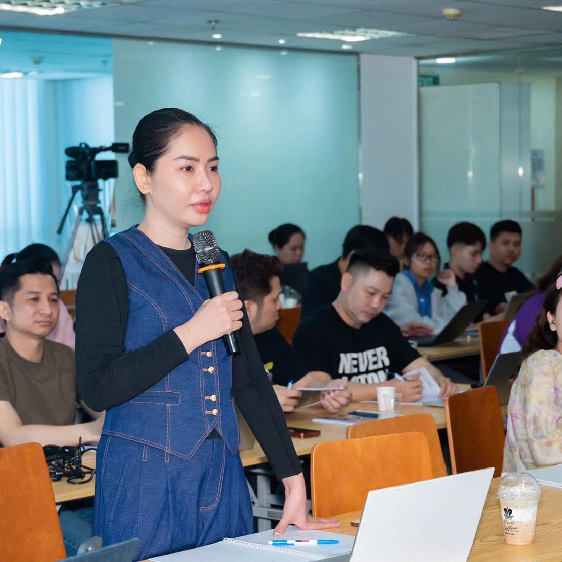 Nguyễn Ngọc Giàu — người sáng lập POLOMIMIN, phát biểu tại lớp đào tạo