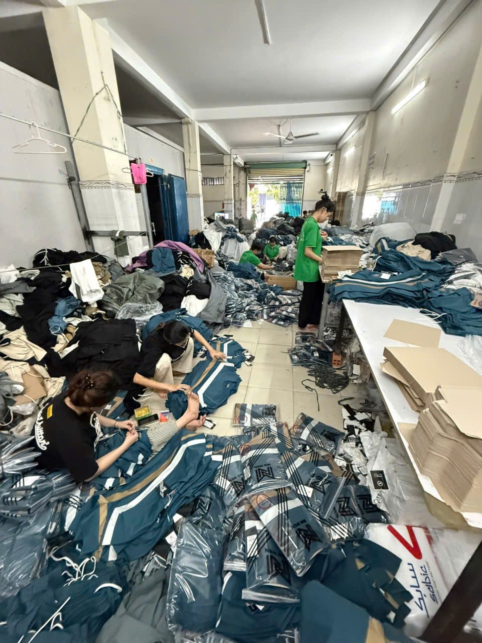 Thợ xưởng POLOMIMIN đang kiểm và phân loại hàng